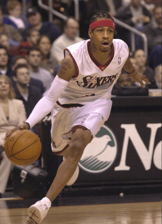 基米希被法比安鲁伊斯爆头，裁判未做表示，VAR未介入（法比安鲁伊斯击中基米希头部，裁判未示意，VAR未介入）