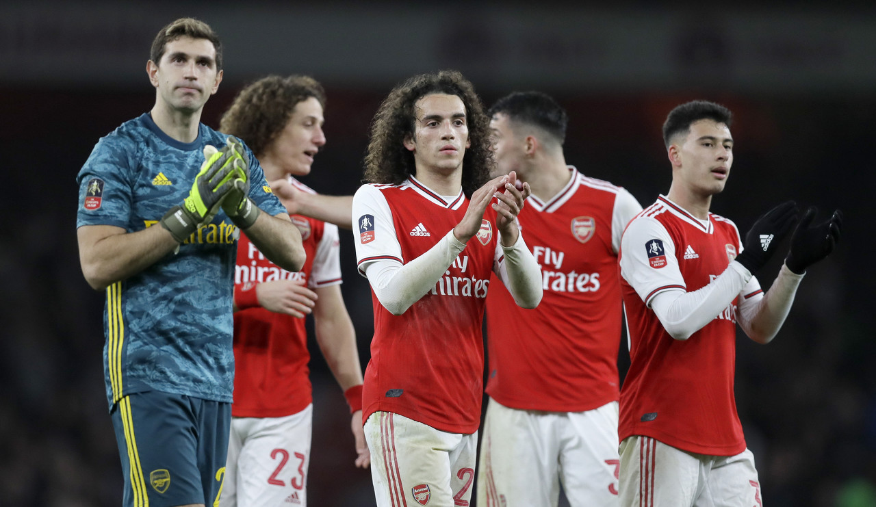 足球英超领头羊遭遇伤病危机，后卫告急（英超榜首球队陷入伤病潮，防线告急）