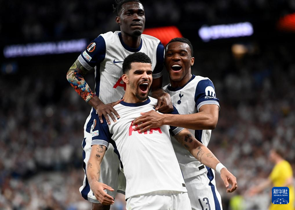 吉迪半场表现抢眼，得分篮板双丰收（吉迪半场大放异彩，得分与篮板齐开花）