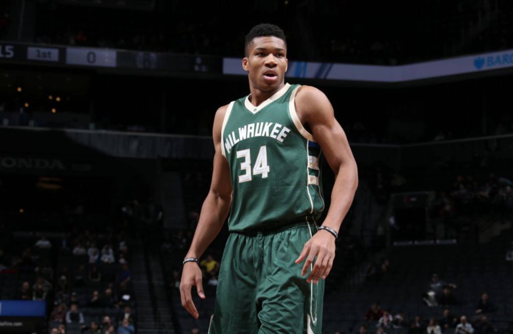 支持家乡球队，费德勒现身巴塞尔主场看台看对阵维拉的比赛（费德勒现身巴塞尔主场为家乡队助威，观战对阵维拉的比赛）