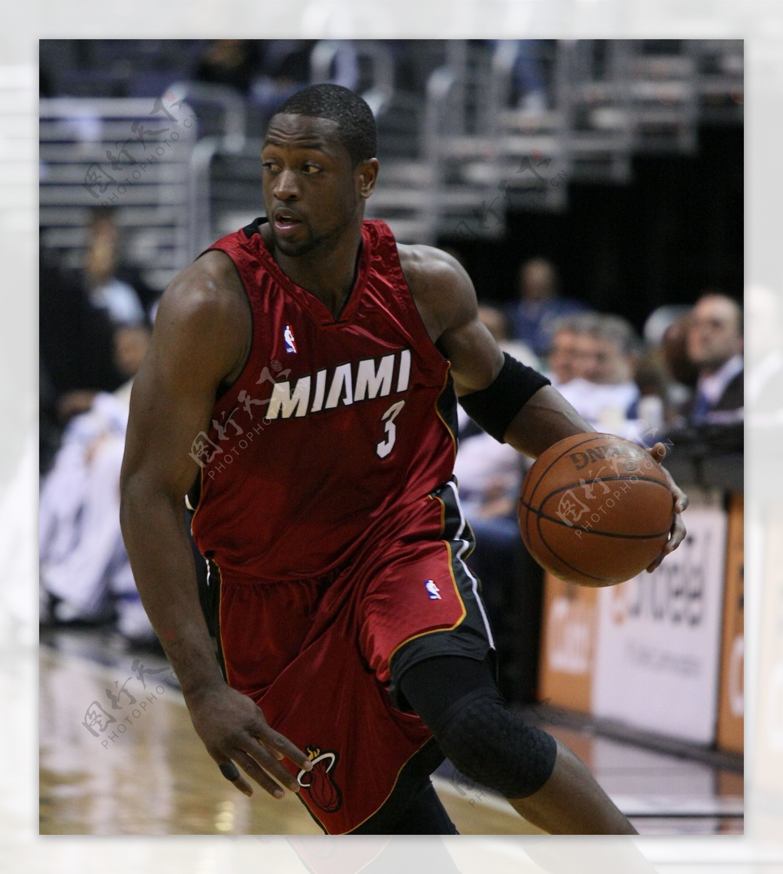 尼克斯举杯环节：哈特展现活宝属性小戳布伦森屁股（尼克斯举杯庆祝时刻：哈特调皮轻点布伦森臀部）