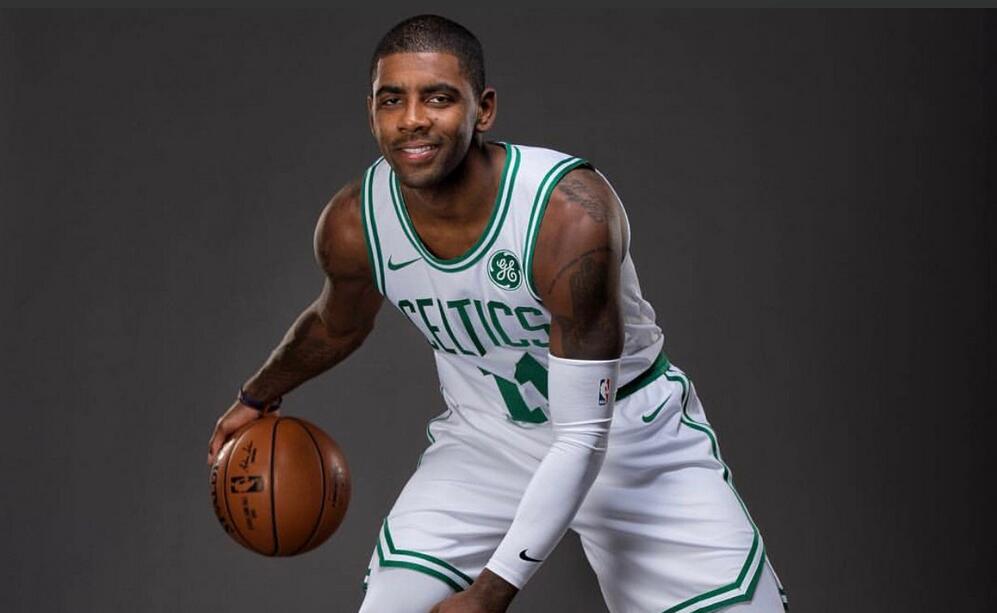 西甲发布冬季新款比赛用球：荧光黄配色，纹理致敬赛车运动（西甲推出冬季版比赛球：荧光黄主色，纹理灵感源自赛车）