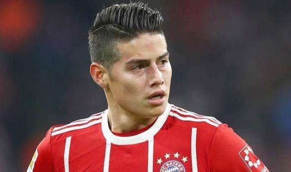 套娃，久保建英坐在涩谷的大久保建英像下握着一个小久保建英（久保建英坐在涩谷自己的巨型雕像下，手握迷你版的自己）