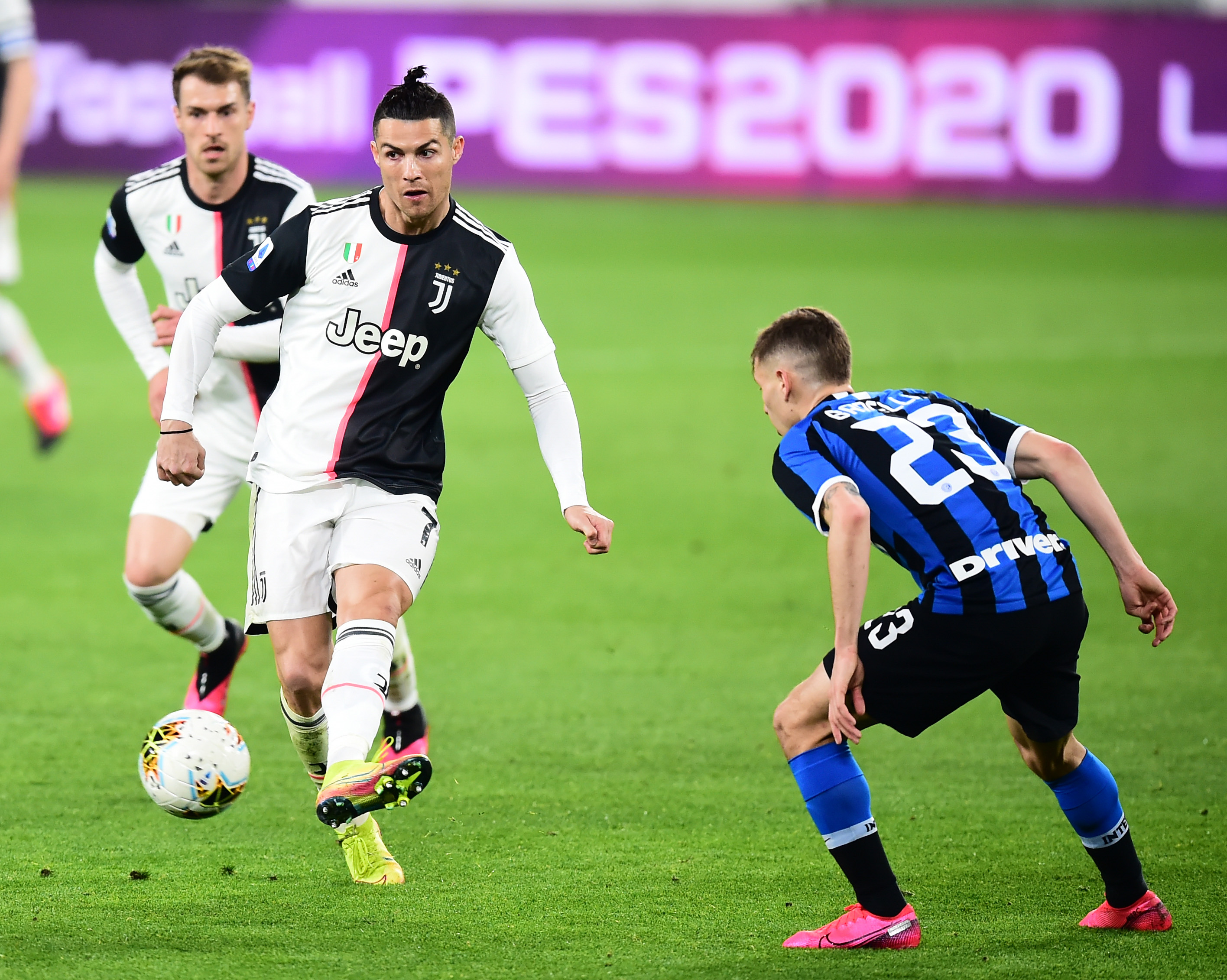 巴萨梅西进球助球队领先塞维利亚（梅西建功助巴萨领先塞维利亚）