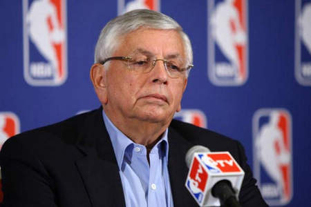 文班半场6中2贡献4分4篮板，正负值-7全队最低（文班半场6投2中仅得4分4篮板，正负值-7居全队最低）