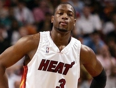 融于池畔，简于形制；瑞典高尔夫球场度假木屋设计（依水相融，形制极简：瑞典高尔夫球场度假木屋设计）