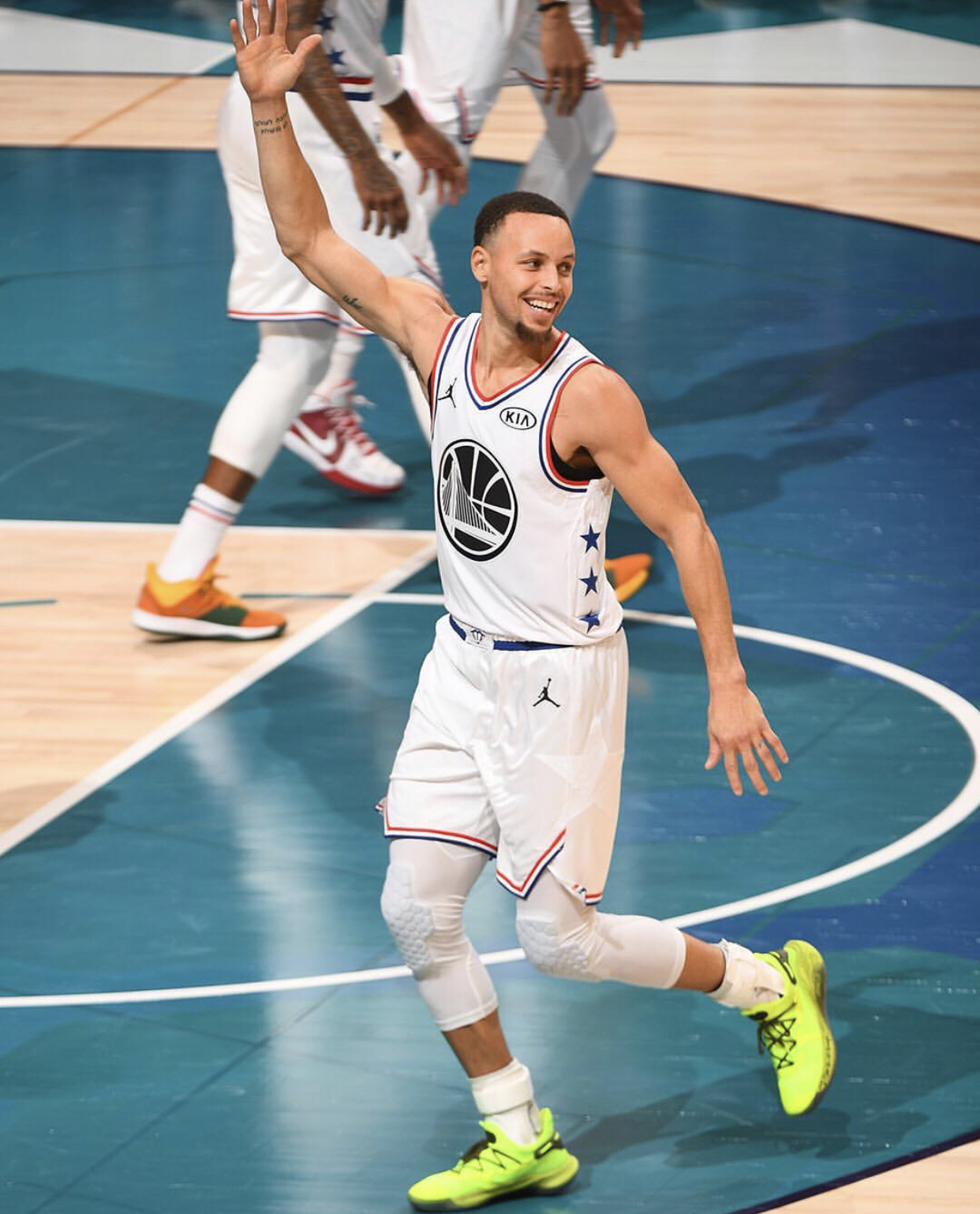 足球报：三镇正在寻找外教，邓卓翔将以助教或管理层身份留队（足球报：三镇物色外籍主帅，邓卓翔将留队担任助教或进入管理层）