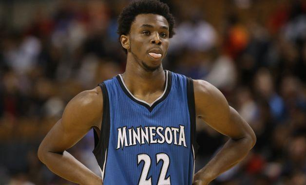 布克：伊戈达罗球商极高总能清晰洞察场上局势 换防速度也很快（布克盛赞伊戈达罗：球商顶尖，场上洞察力强，防守换防迅捷）