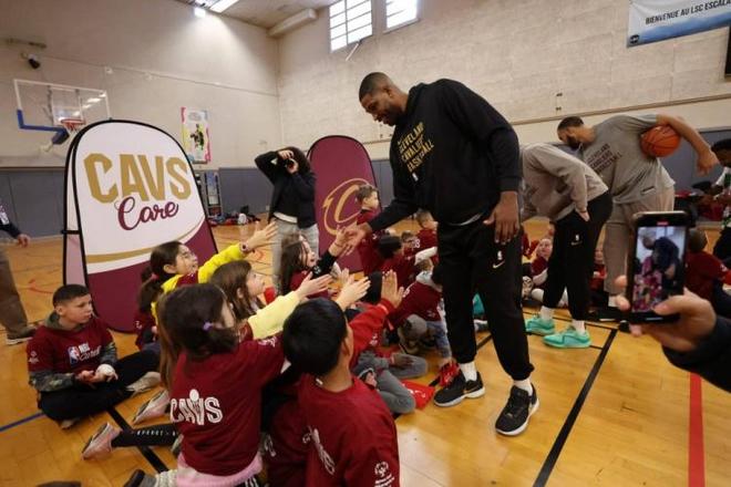 大家好，我是冷刺孙兴憨本人！（嗨，冷刺孙兴憨在此！）