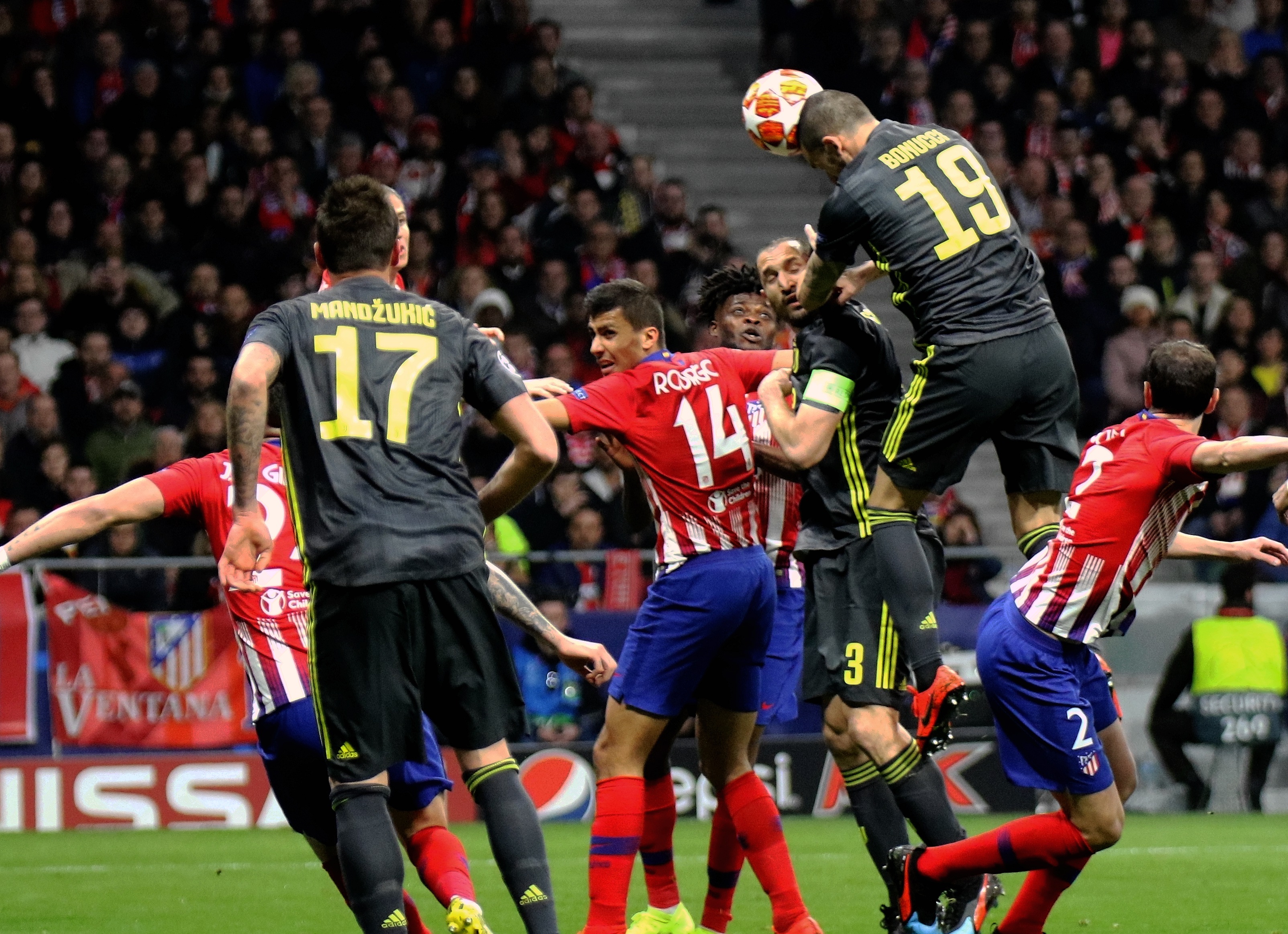 气温未降，“雪”先来了？杭州桐庐滑雪场“开板”，半个月后还有“夜滑”（气温不降雪先至：杭州桐庐滑雪场开板，半月后加开夜滑）