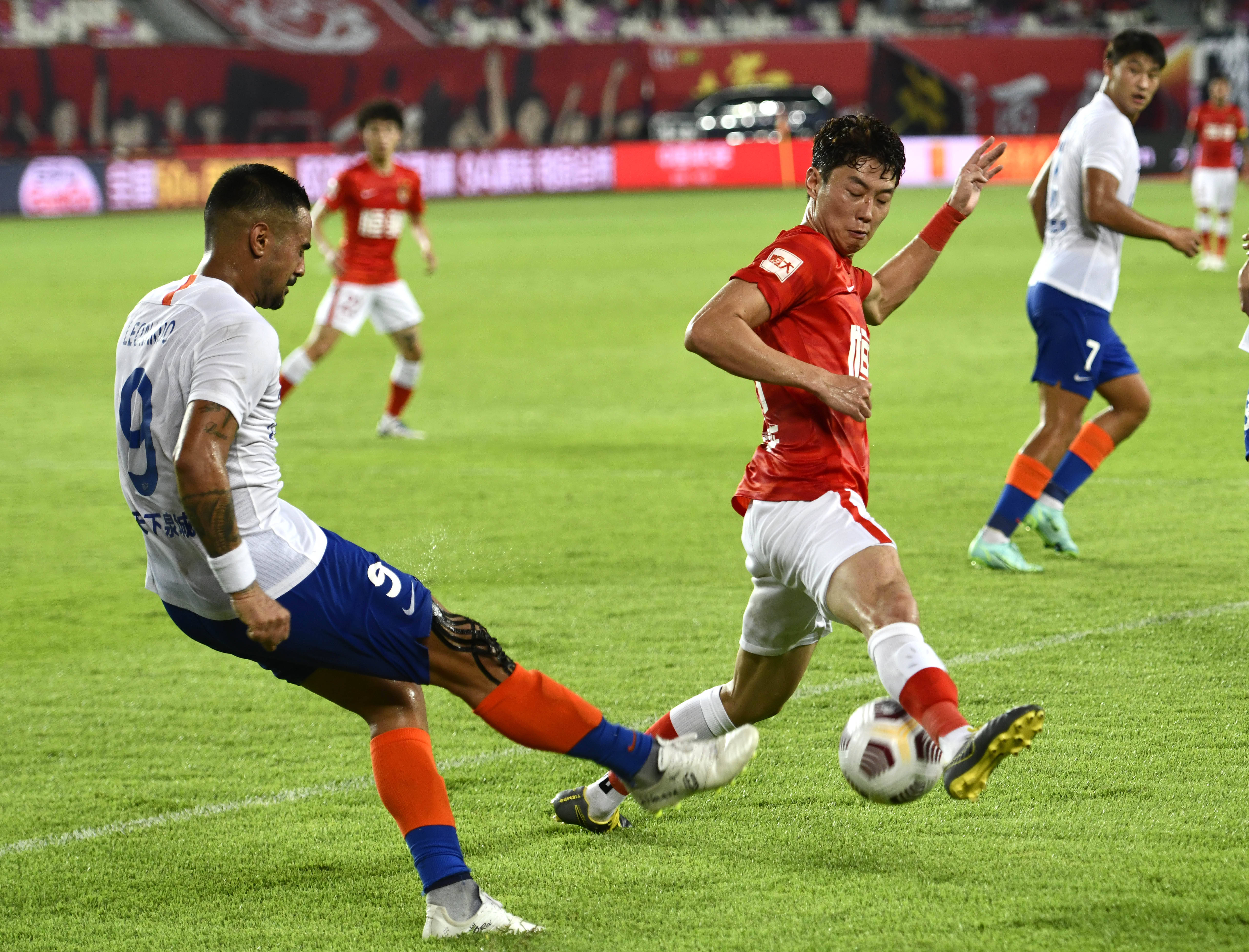 国脚单场进球助球队锁定胜利（国脚建功，球队锁定胜局）